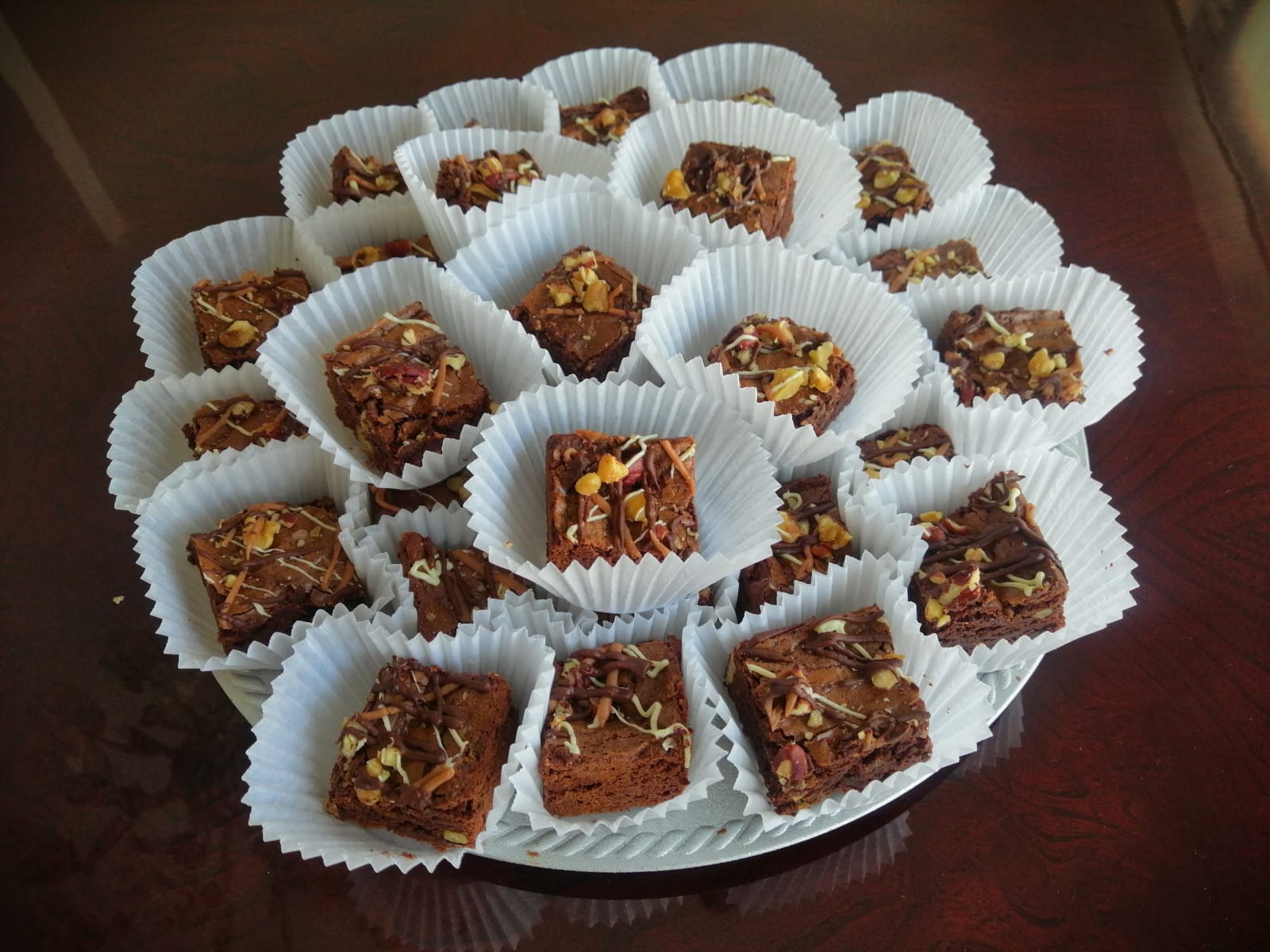 brownies sobre una charola