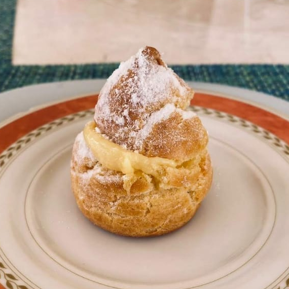 foto choux relleno de crema sobre un plato