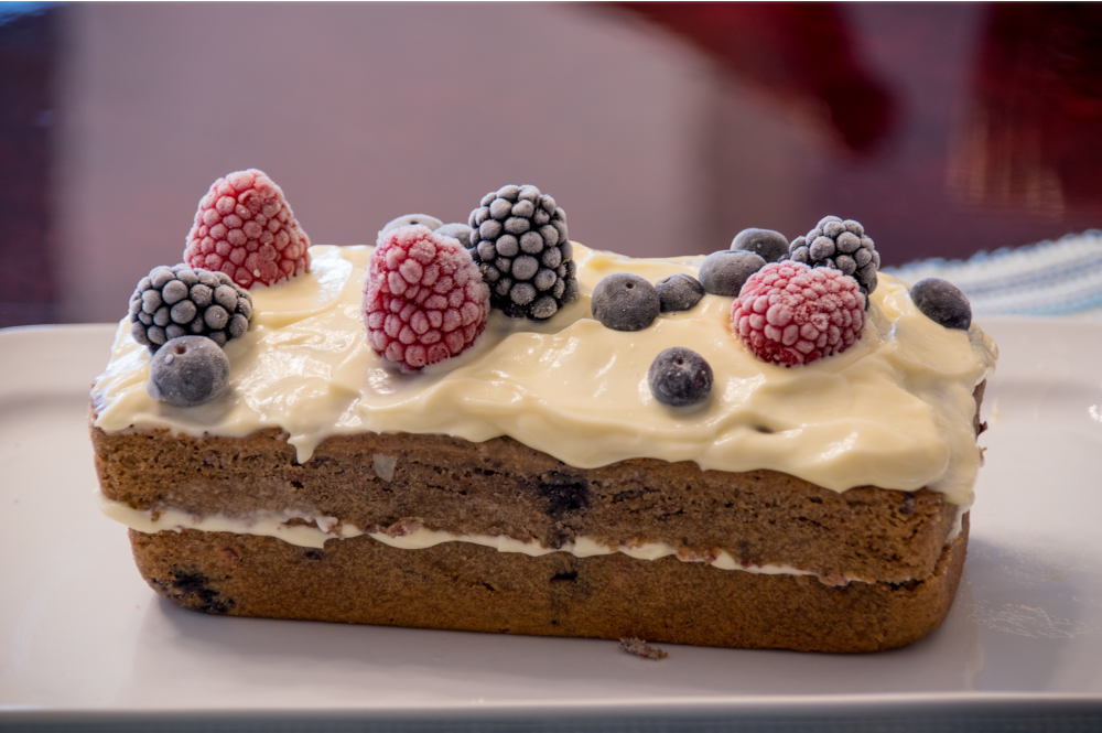 Pastel de frutos rojos sobre un plato
